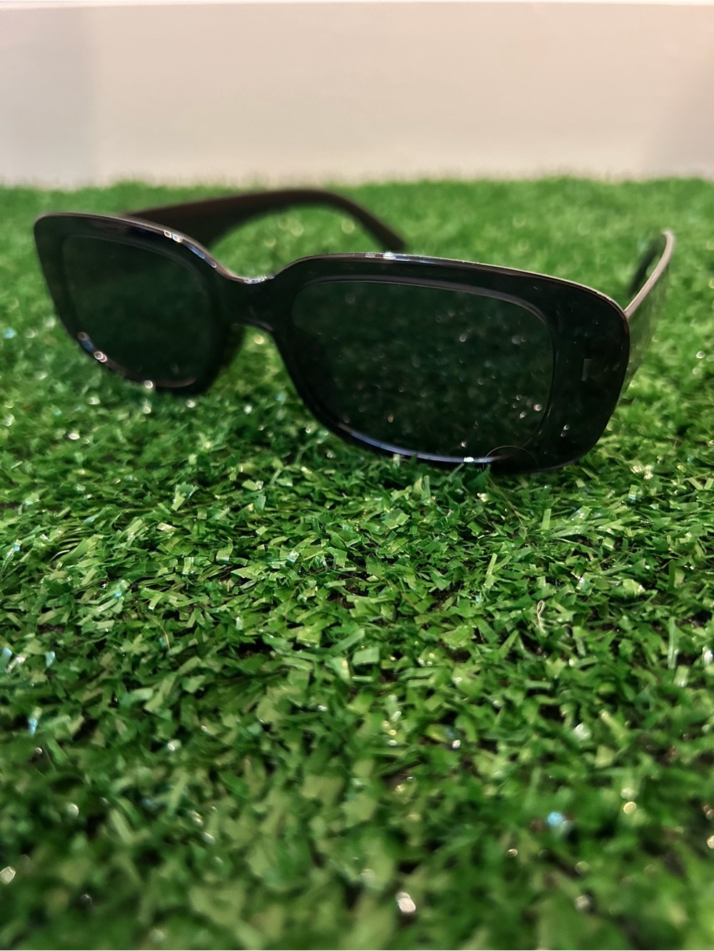 Classic Black Women's Sunglasses - Sleek UV Protection